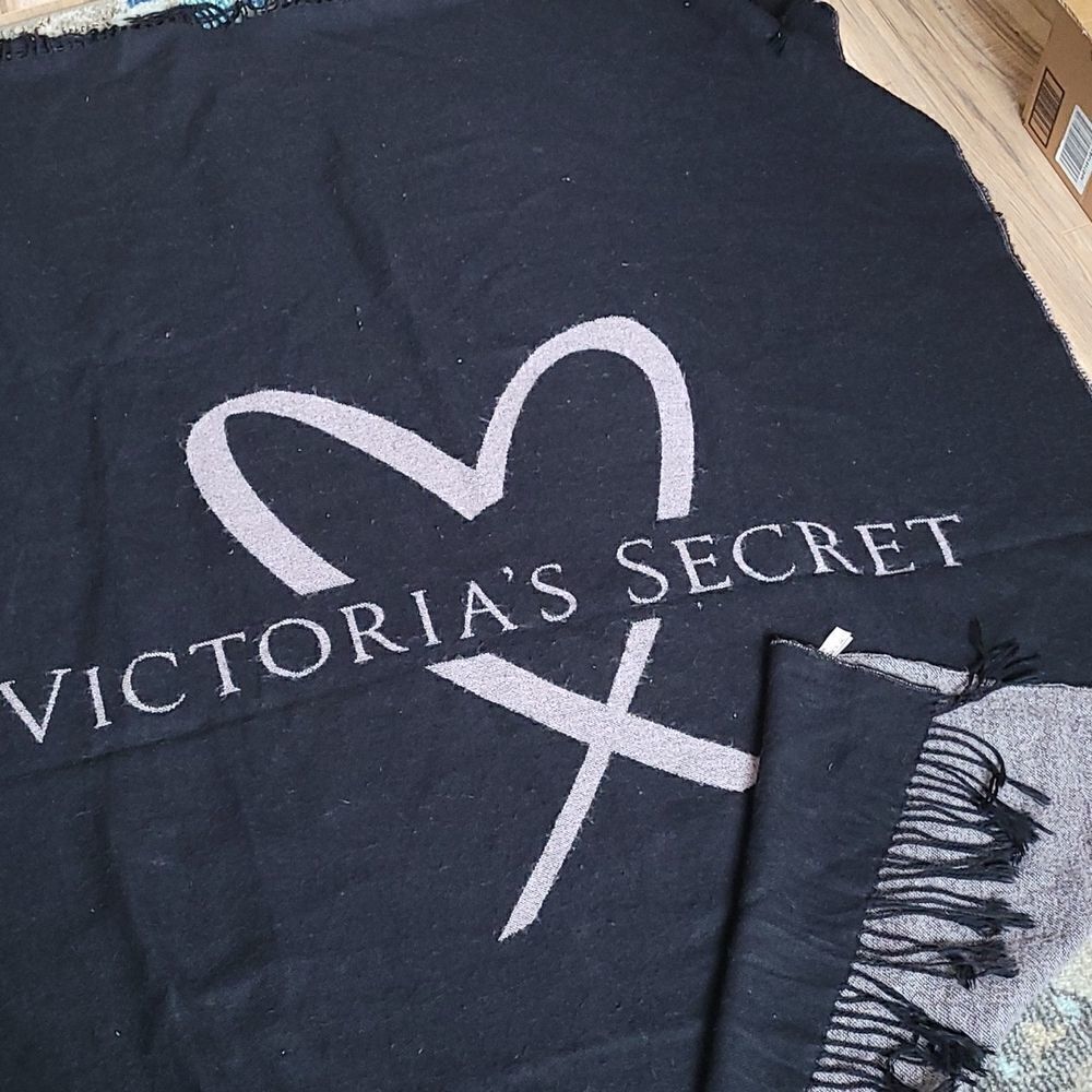 Victoria Secret black reversible throw